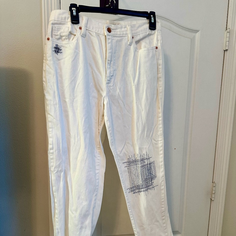 Target White Denim Jeans with Blue Stitching Detail– Trendy Straight Fit
